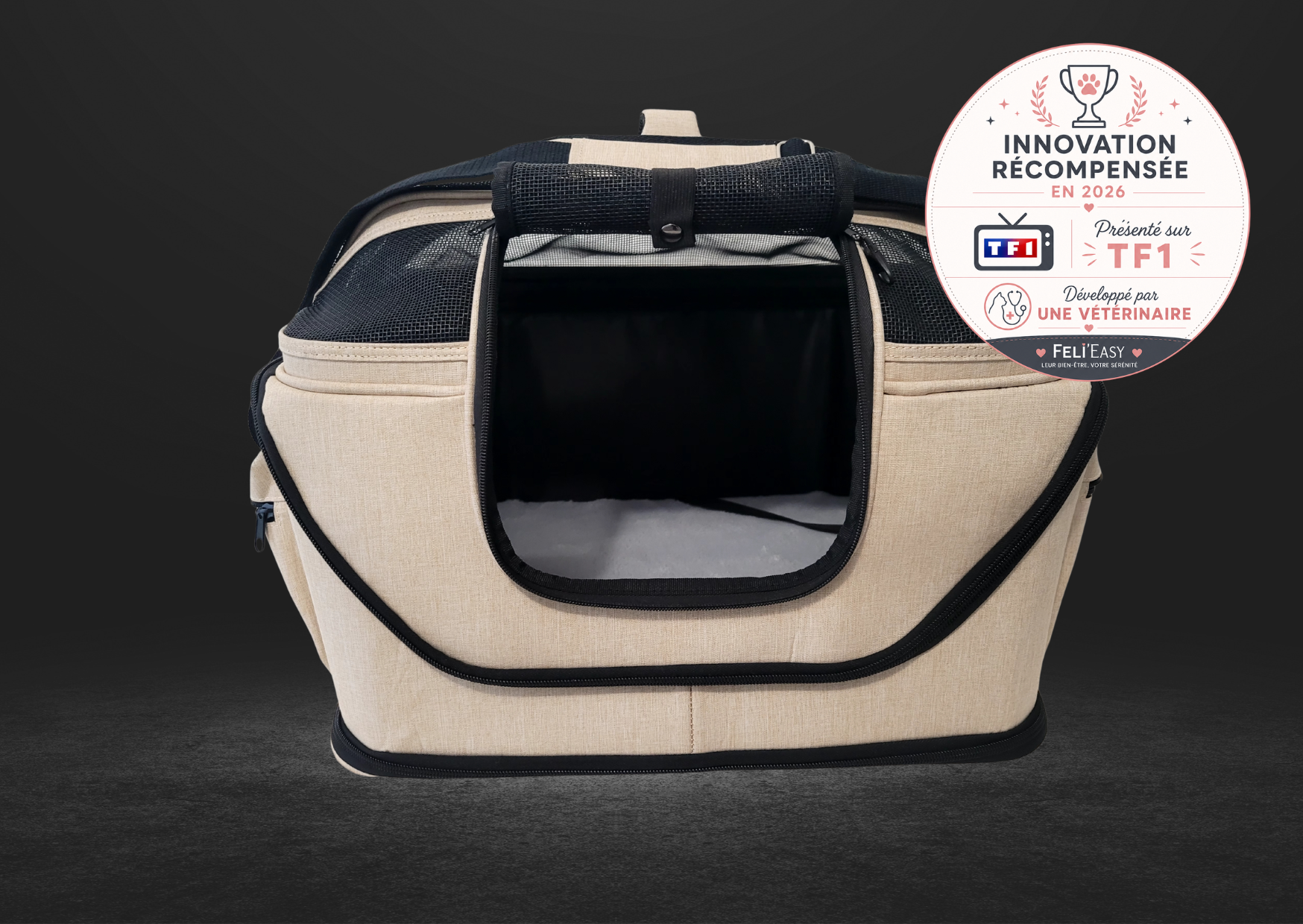 Sac de transport pour chat Feli’easy Evo Confort beige avec ouverture frontale et badge “Innovation récompensée 2026”, présenté sur TF1 et développé par une vétérinaire.