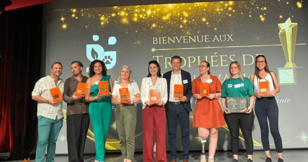 Lauréats des Trophées de l’Innovation Promojardin Promanimal 2026 réunis sur scène avec leurs récompenses, dont Feli’easy, récompensé dans la catégorie Start-up.